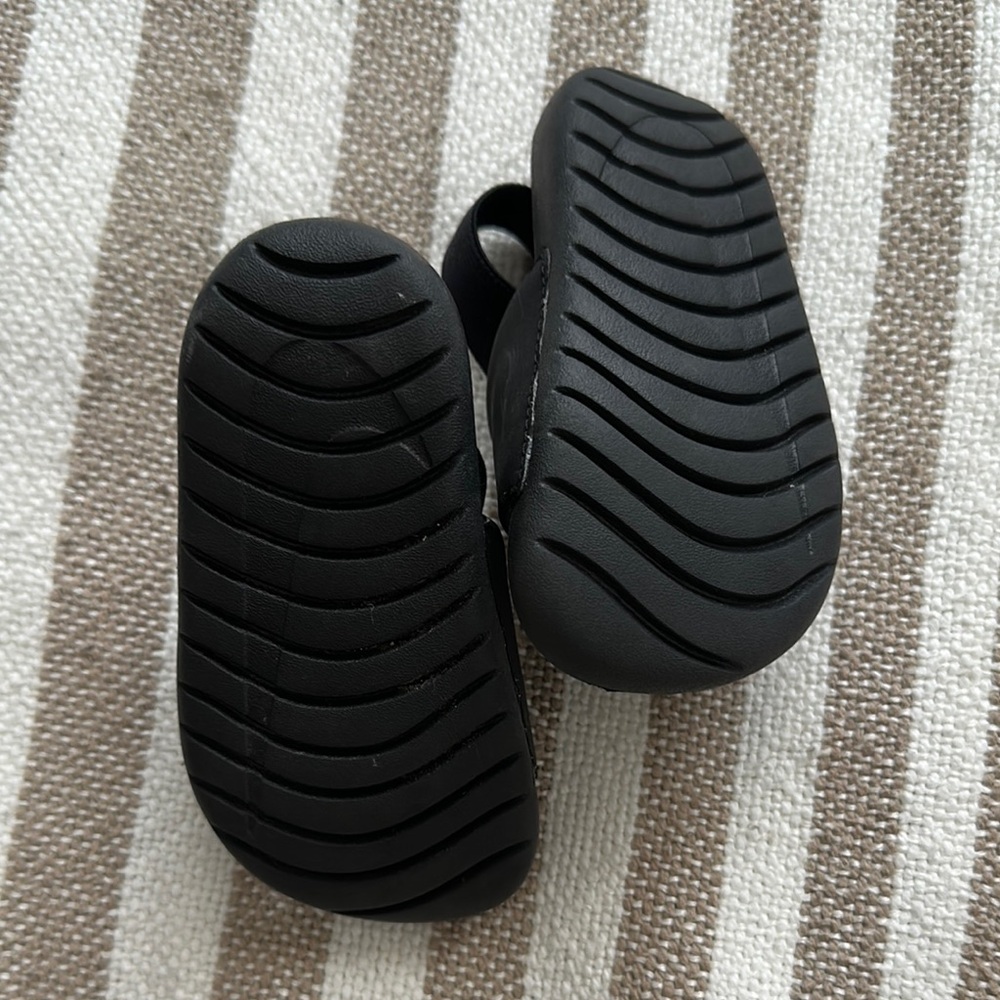 Nike Black Sandals with Iconic Swoosh Design - Picture 3 of 3